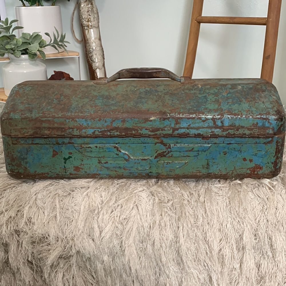 Toolbox Rusty & Distressed Vintage
Rustic Farm Industrial Decor - Picture 5 of 16